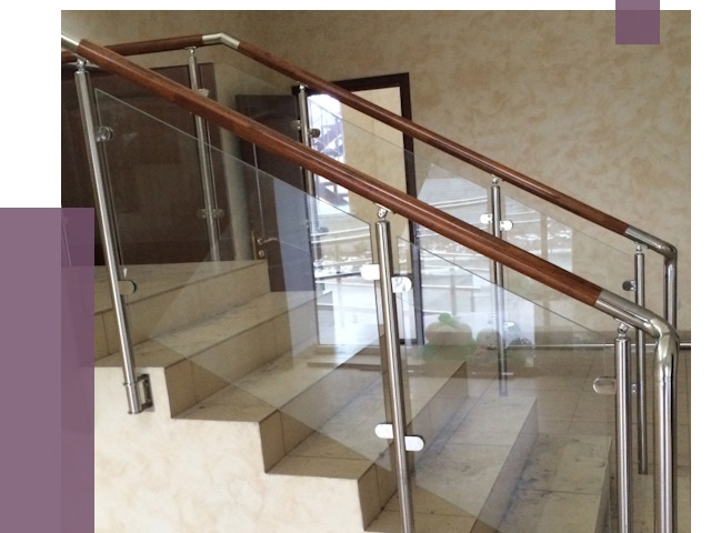 Комбинированные перила из металла и дерева в Кропоткине